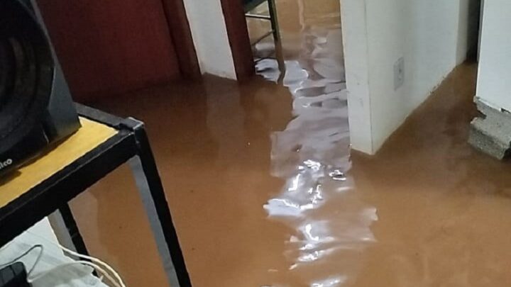 Imagens: após chuva intensa na madrugada, casas ficam alagadas no Oeste