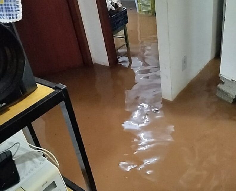 Imagens: após chuva intensa na madrugada, casas ficam alagadas no Oeste