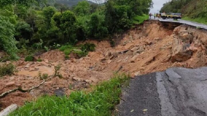 Vídeo: trecho da BR-476 desmorona e rodovia é totalmente interditada no Paraná