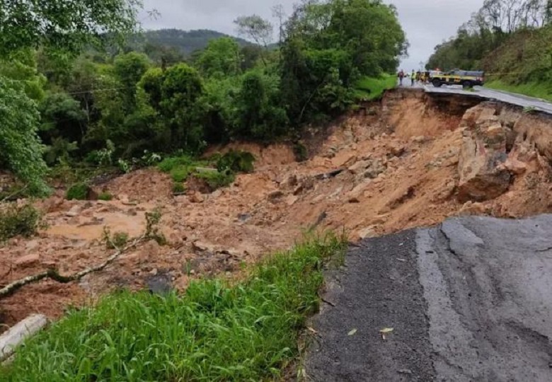 Vídeo: trecho da BR-476 desmorona e rodovia é totalmente interditada no Paraná