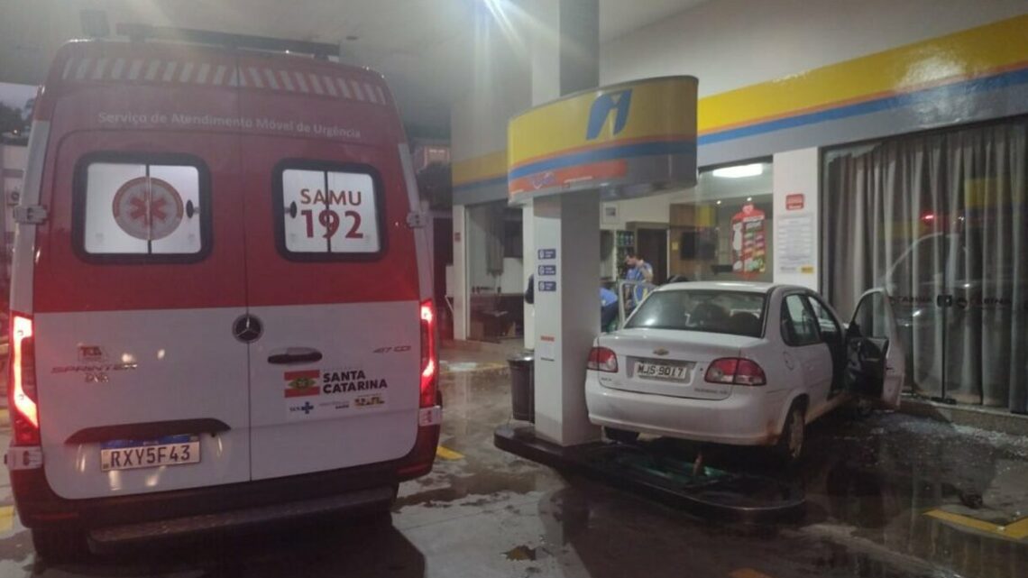 Motorista perde controle de veículo e invade posto de gasolina em Seara
