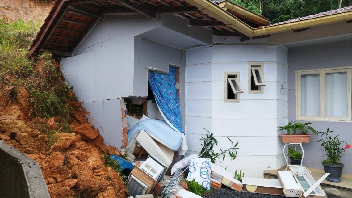 Deslizamento de terra atinge casa e criança é resgatada em SC