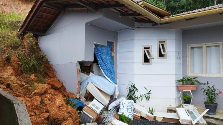 Deslizamento de terra atinge casa e criança é resgatada em SC