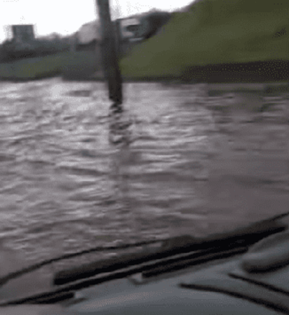Forte chuva deixa rua alagada em Chapecó; veja imagens