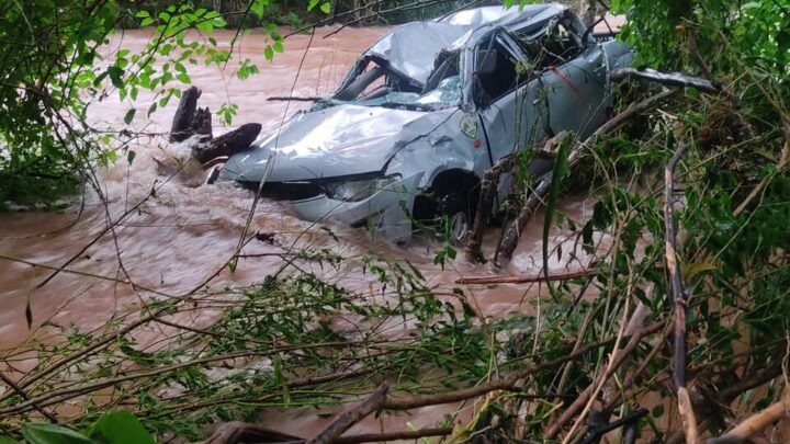 Picape é arrastada por enchente em Barra Bonita