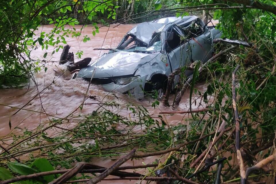 Picape é arrastada por enchente em Barra Bonita