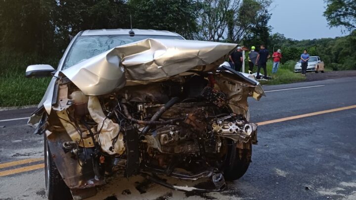 Viatura descaracterizada e veículo colidem em Nova Itaberaba