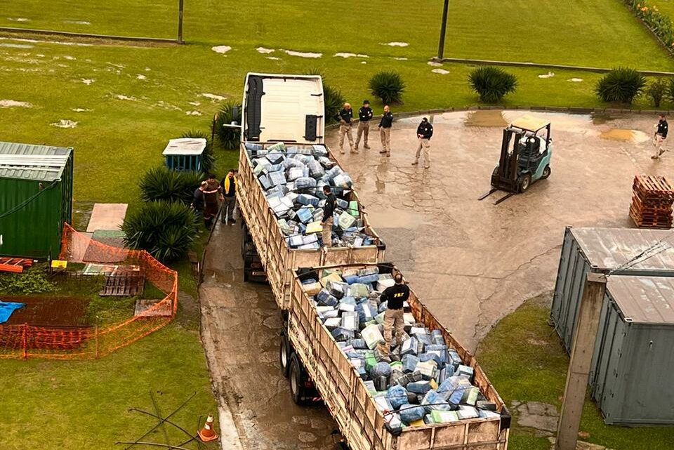 PRF faz uma das maiores apreensões de drogas em SC; veja o vídeo