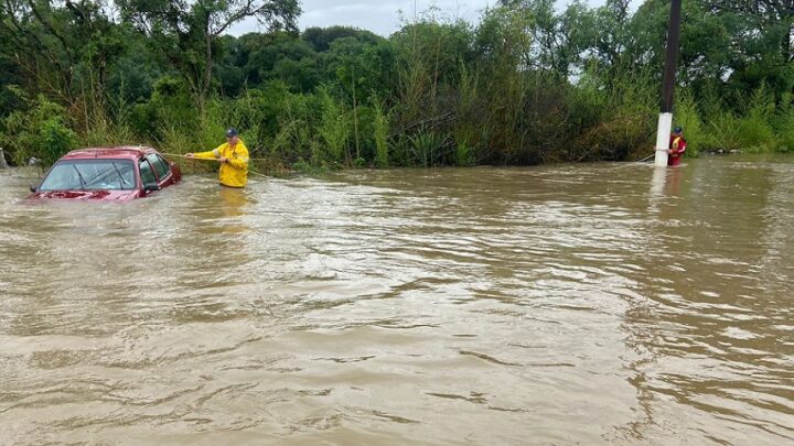 Idoso tenta atravessar alagamento de carro e é arrastado por correnteza no Norte de SC