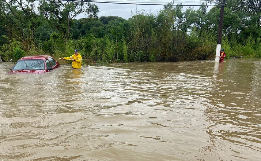 Idoso tenta atravessar alagamento de carro e é arrastado por correnteza no Norte de SC