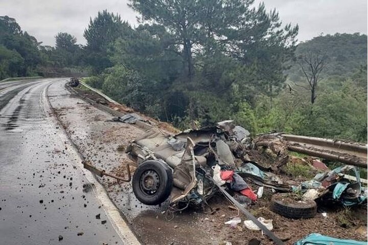 Colisão entre veículo e carreta mata casal do oeste na BR-153