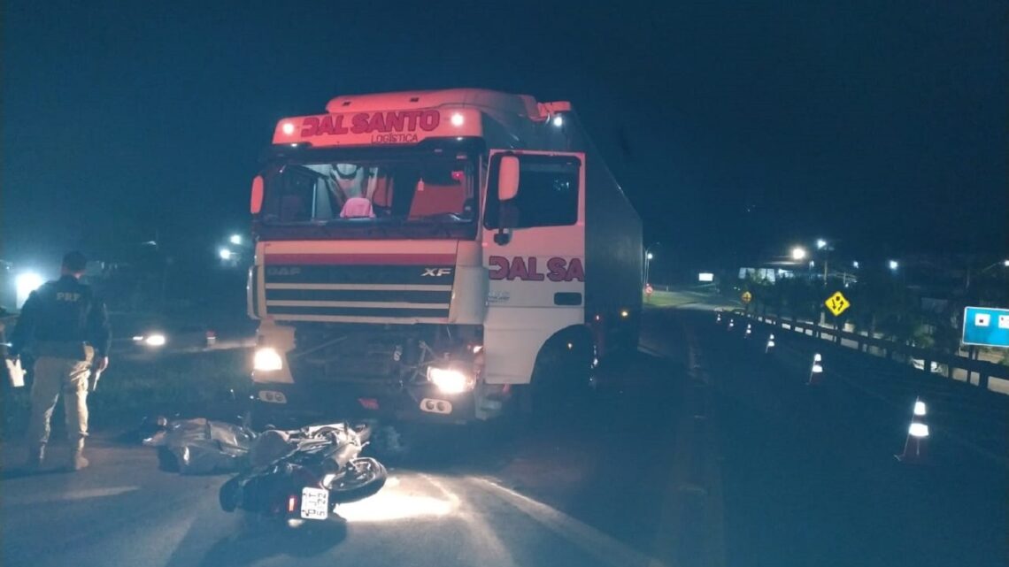 Motociclista morre após bater de frente contra carreta no Oeste de SC