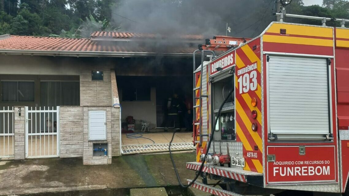 Sem aceitar fim da relação, homem ateia fogo na casa da ex e mata gatinhos em SC