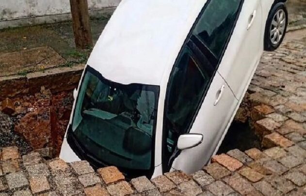 Cratera “engole” carro após fortes chuvas em SC