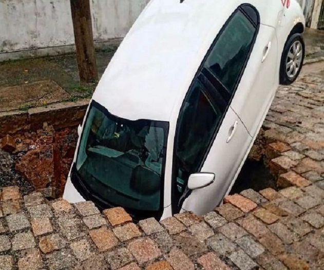 Cratera “engole” carro após fortes chuvas em SC