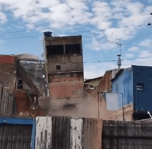 Vídeo mostra uma casa de três andares desabando em SP