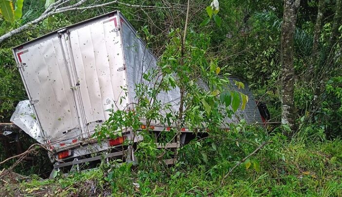 Caminhão sai de pista no quilômetro 116 da BR-153 em Concórdia