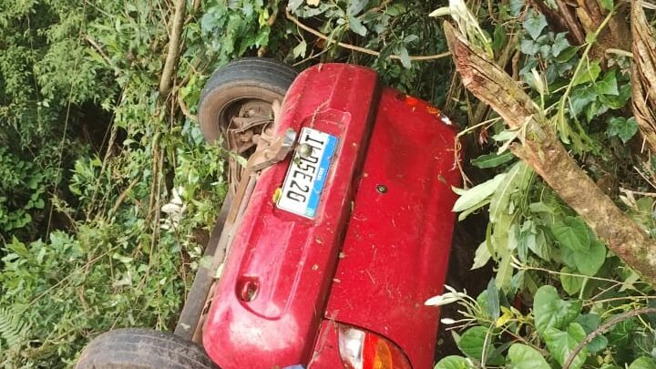 Jovem de 19 anos fica ferida após veículo sair da pista na BR 282 em Faxinal dos Guedes