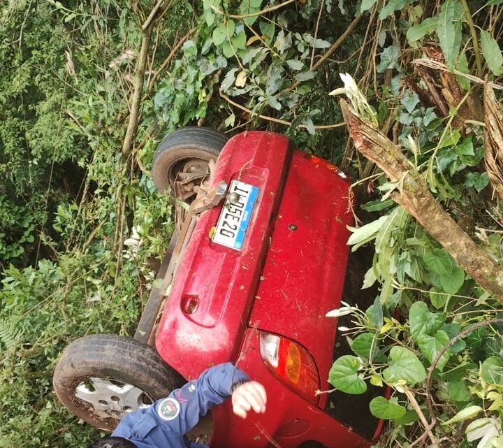 Jovem de 19 anos fica ferida após veículo sair da pista na BR 282 em Faxinal dos Guedes