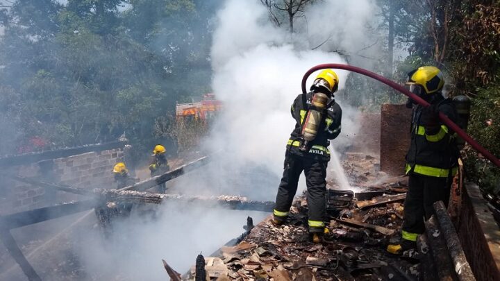 Casa de madeira é destruída pelo fogo no interior de Chapecó
