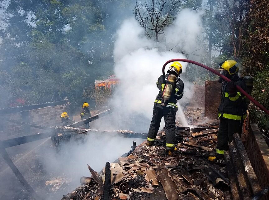 Casa de madeira é destruída pelo fogo no interior de Chapecó