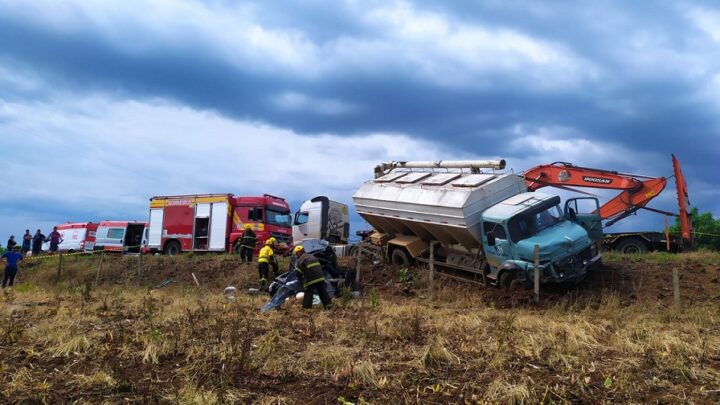 Acidente entre caminhão e carro deixa quatro mortos na SC 355 em Jaborá
