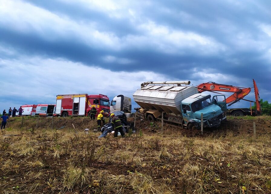 Acidente entre caminhão e carro deixa quatro mortos na SC 355 em Jaborá