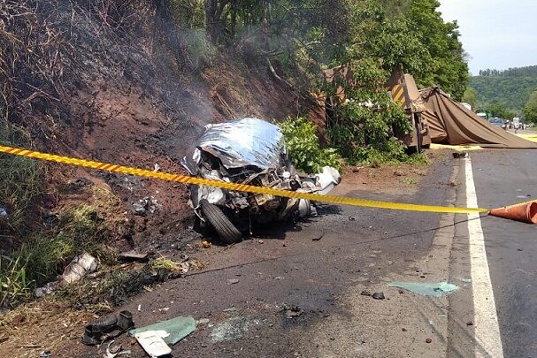 Vítima morre carbonizada após colisão com carreta no interior de Cunha Porã