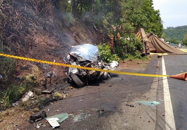 Vítima morre carbonizada após colisão com carreta no interior de Cunha Porã