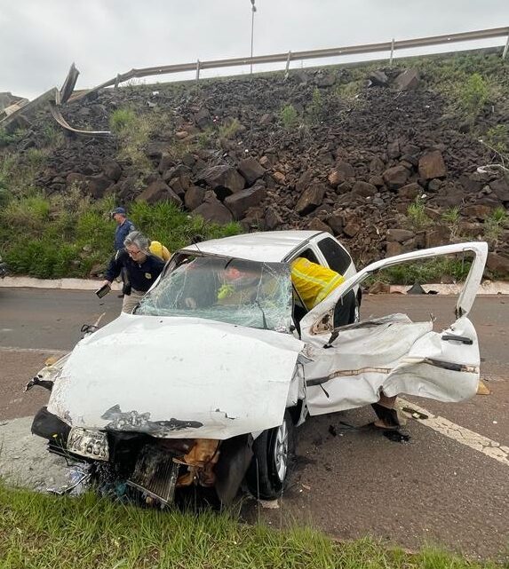 Motorista fica ferido após sair da pista e despencar de viaduto em Chapecó