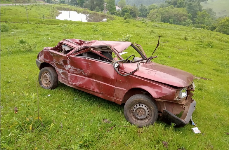 Jovem de 18 anos fica ferido em saída de pista seguida de capotamento em Itapiranga