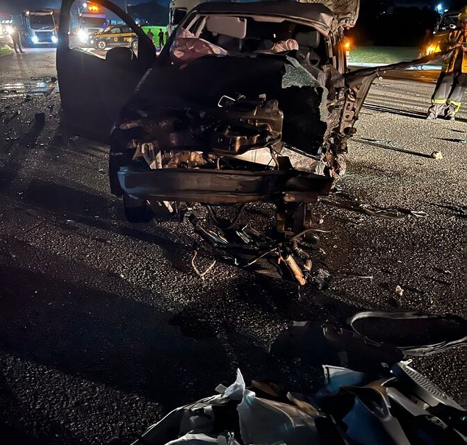 Homem morre após colidir carro contra carreta em Águas Mornas