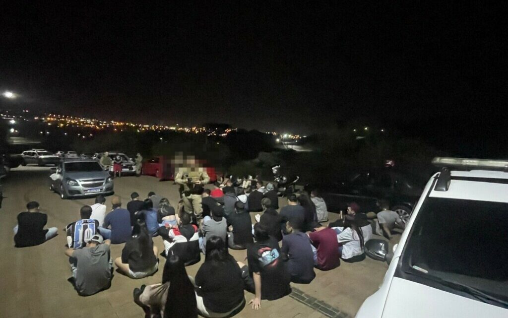 Som alto e festa no meio da rua acaba com policial atropelado e 18 veículos aprendidos em Chapecó