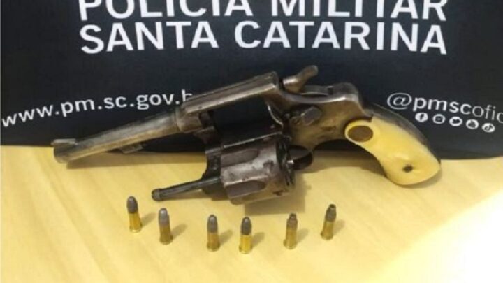 Mulher vítima de violência doméstica encontra revólver em vaso de flor no Oeste de SC