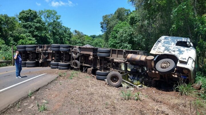 Caminhão tomba na pista, espalha sacos de adubo e interdita SC 157 por duas horas