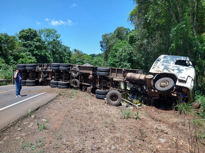 Caminhão tomba na pista, espalha sacos de adubo e interdita SC 157 por duas horas