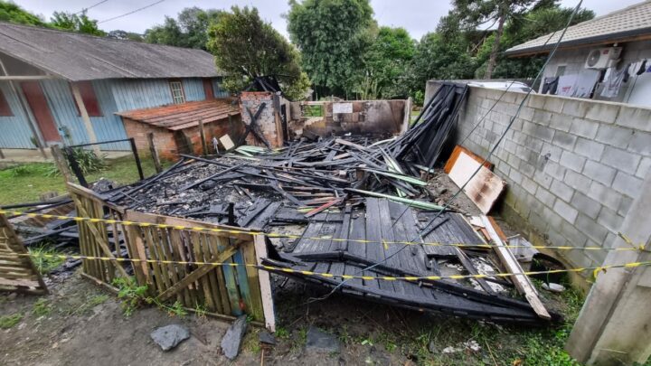 Casa fica completamente destruída após incêndio em Urubici