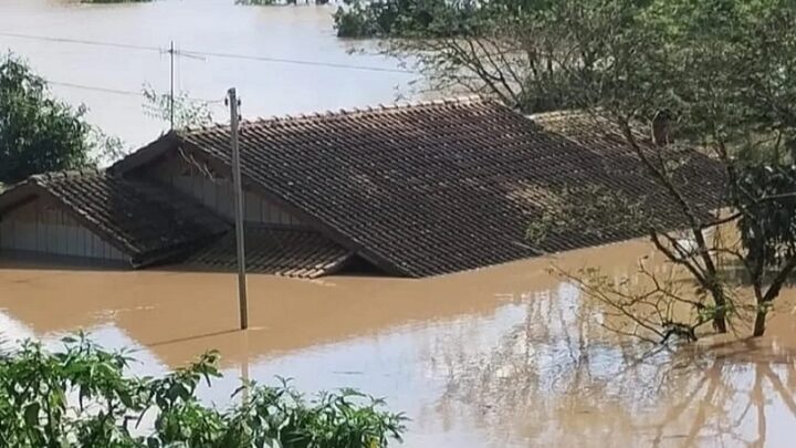 Prefeito anuncia calamidade e pede que moradores evacuem casas em cidade castigada por enchente em SC