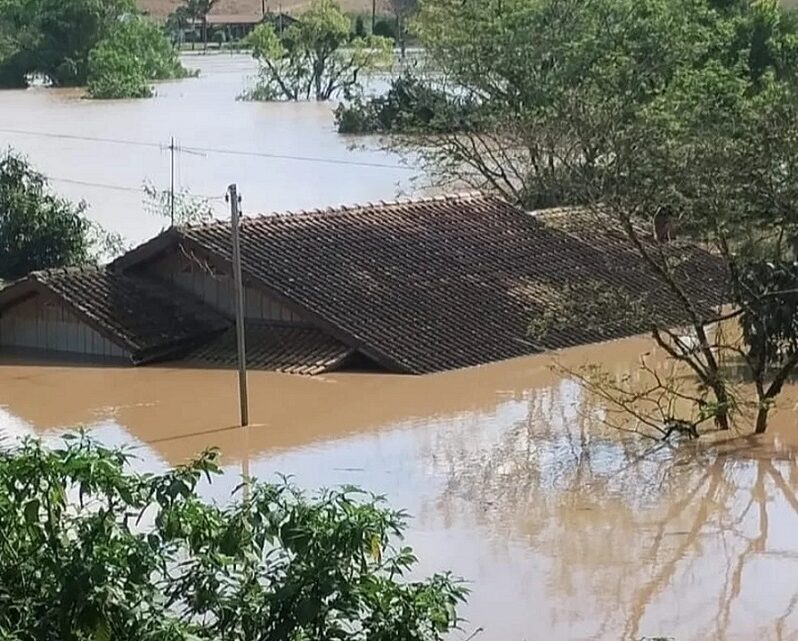 Prefeito anuncia calamidade e pede que moradores evacuem casas em cidade castigada por enchente em SC