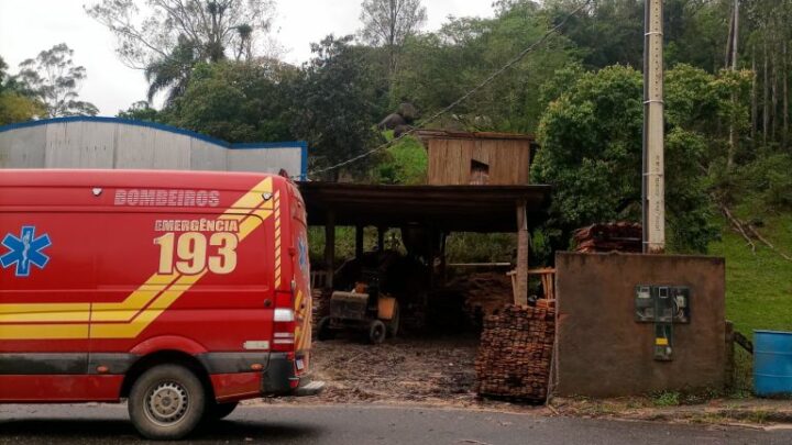 Trabalhador morre ao sofrer choque elétrico em madeireira em SC