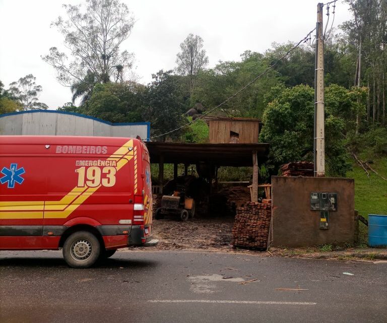 Trabalhador morre ao sofrer choque elétrico em madeireira em SC