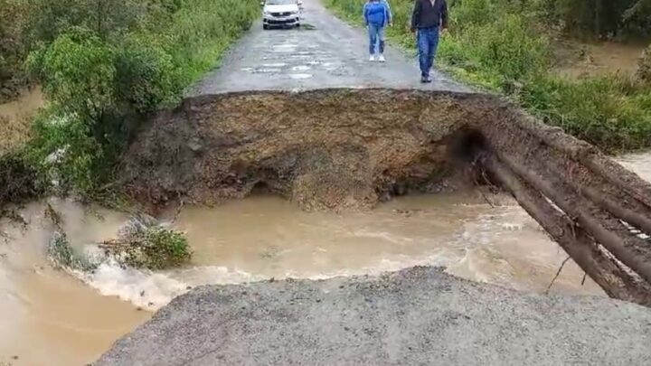 Estrada cede e forma cratera devido as fortes chuvas em SC