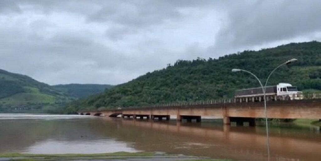 Vistoria é realizada na ponte do Goio-Ên, divisa entre SC e RS após subir volume de água nos rios
