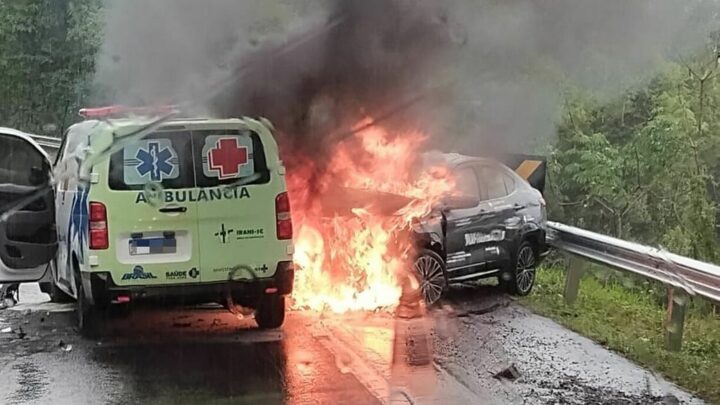 Vídeo: colisão entre carro e ambulância causa incêndio na BR-153 entre Irani e Concórdia
