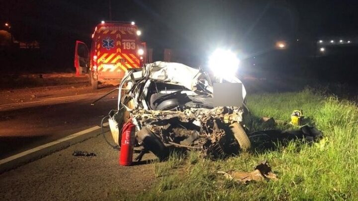 Homem morre ao colidir carro contra carreta carregada com toras na SC-355