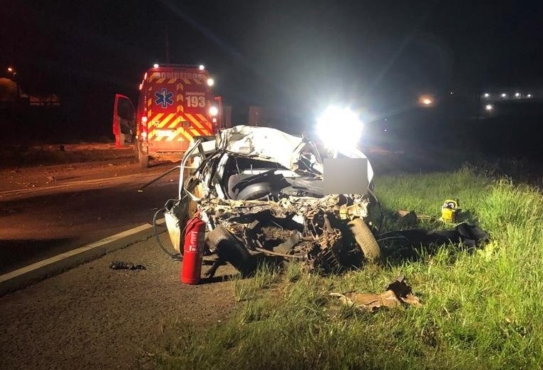 Homem morre ao colidir carro contra carreta carregada com toras na SC-355