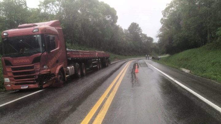 Colisão frontal entre carro e carreta deixa duas pessoas mortal na BR 280