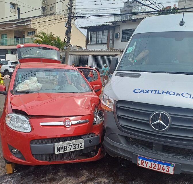 Van que levava pacientes de Faxinal dos Guedes para exames se envolve em acidente em Chapecó