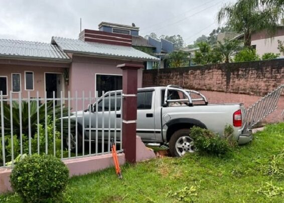 Vitima de ataque de abelha sofre acidente com carro em Maravilha
