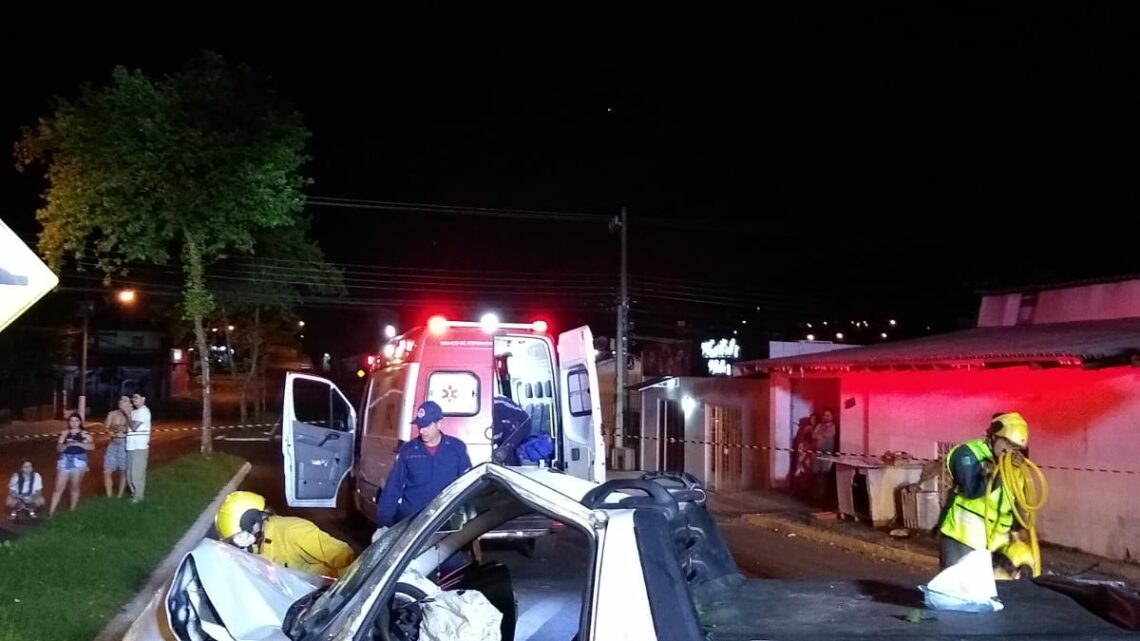 Duas pessoas ficam presas nas ferragens após carro bater contra árvore em Chapecó